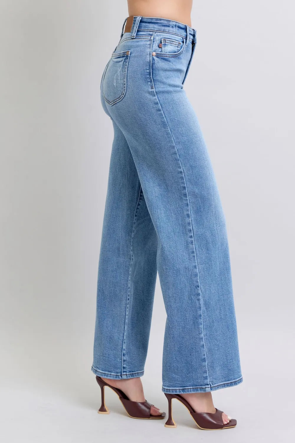 Vintage-Inspired Relaxed Fit Jeans with Pockets